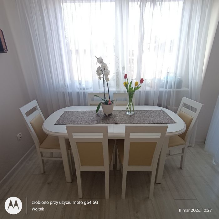 KaKnapa rozkładana plus stół i sześć krzeseł