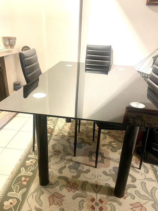 MESA DE JANTAR + 2 caseira pele