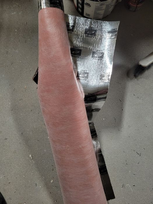 pozostałości po budowie: podkład arbiton, taśma amerykańska