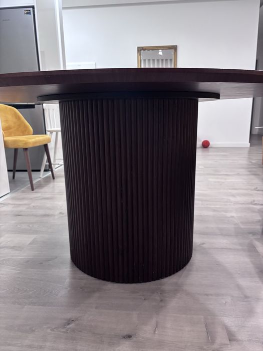 Mesa em madeira cor nogueira