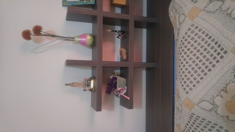 parteleiras de madeira,80x55x15. A cinza e mais pequena com 50x49x13