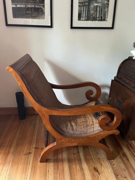 Cadeirão estilo colonial em madeira e palhinha