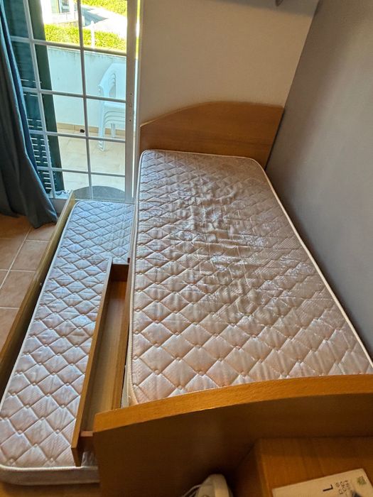 Cama de solteiro com gavetas e cama embutida
