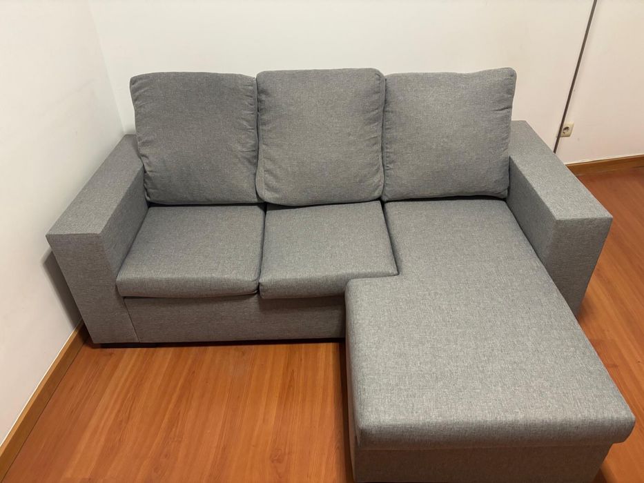 Sofá cinzento com chaise longue