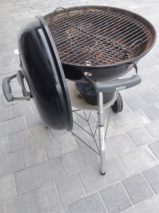 Churrasqueira a carvão Weber Compact Kettle.