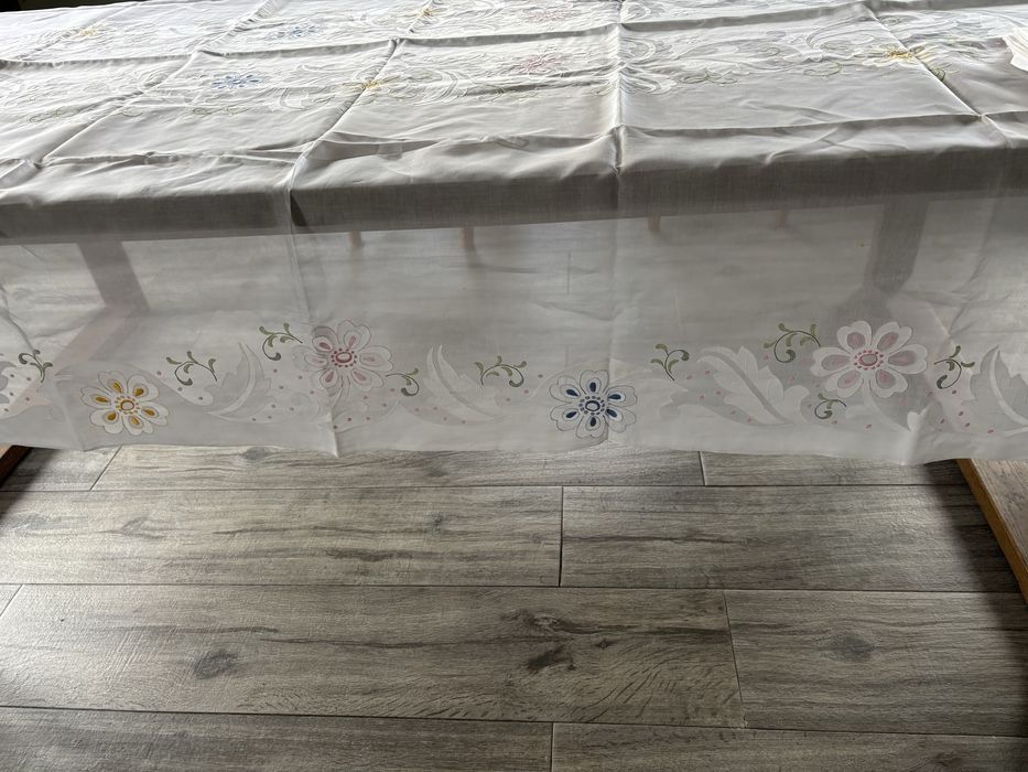 Toalha de mesa em linho e organdy com bordado da Madeira