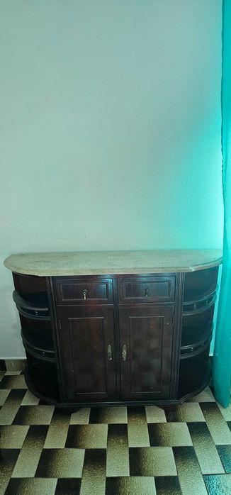 Aparador Clássico em Madeira com Tampo em Mármore