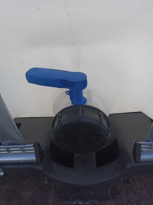 Depósito de 600 litros ,com palete de plástico