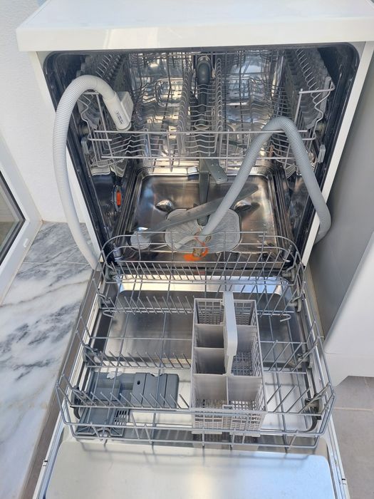 Máquina de loiça AEG a funcionar mas com avaria