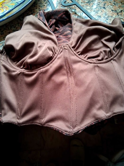 Calça e top Bershka.