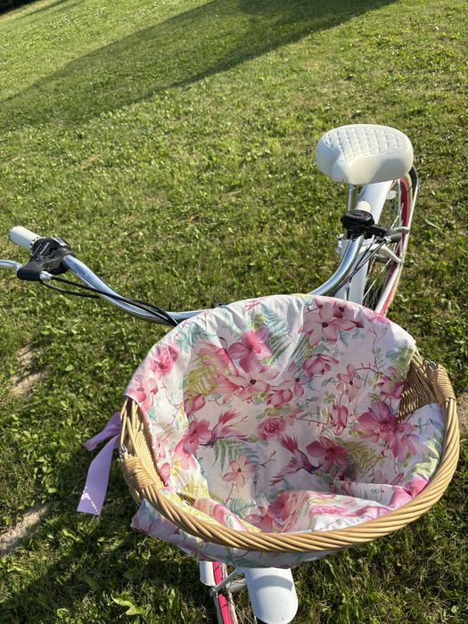 Piekny bialo -rozowy rower