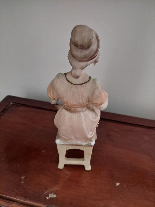 Rara escultura em porcelana europeia