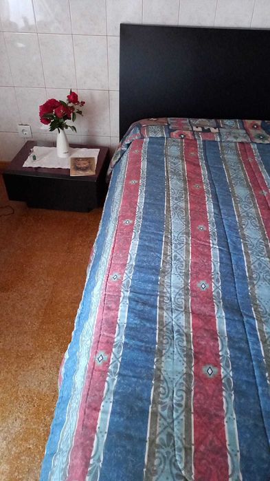 Conjunto de quarto com cama + cómoda + mesas de cabeceira