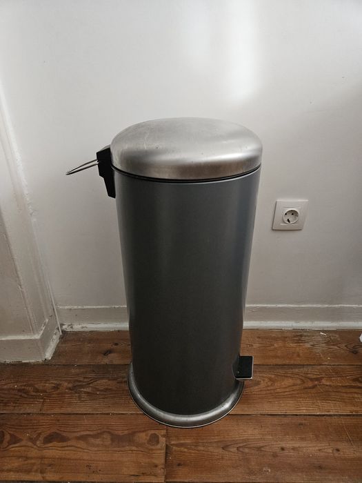 Caixote de lixo alto