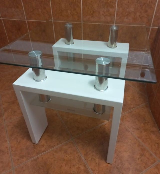 Dwa szklane stoliki do salonu