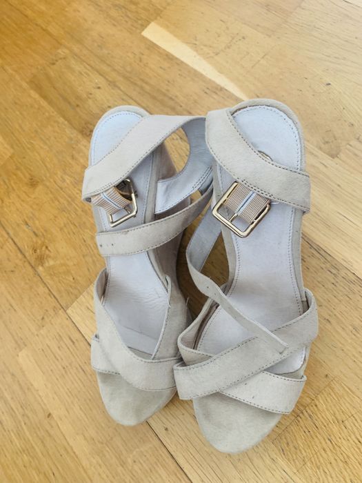 Sandalias bege quase sem usar