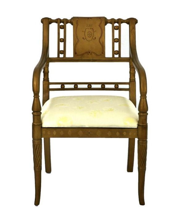 Cadeira pintada dourada