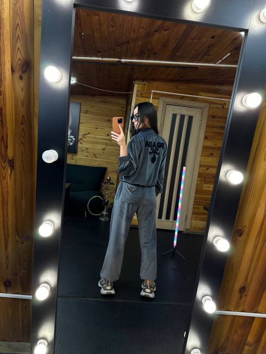 Велюровий костюм в стилі Prad a