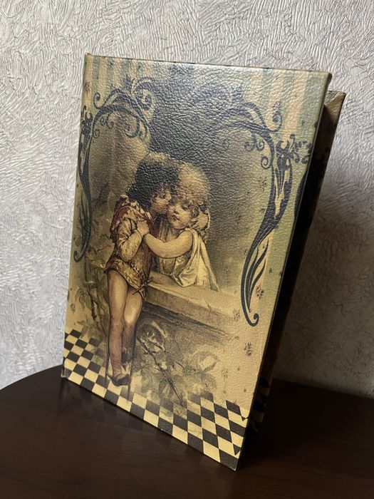 Шкатулка скринька в вигляді книги