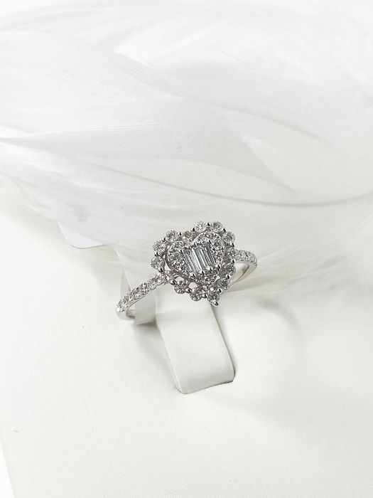 Pierścionek z diamentami Serce 0.56 CT