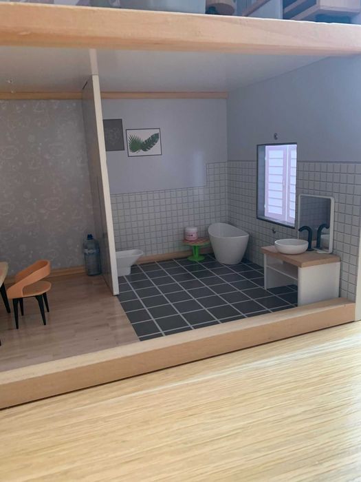 Casinha de brincar em madeira. Como nova. Com acessórios. 75€