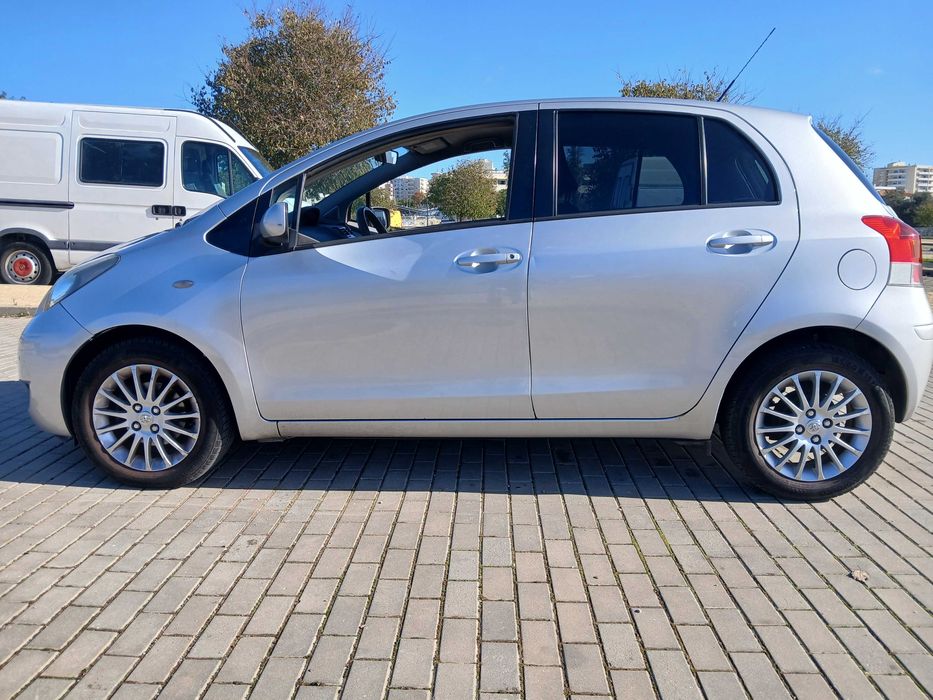 Toyota Yaris 1.3 VVTi  - Robusto fiabilidade e económico (Negociável)