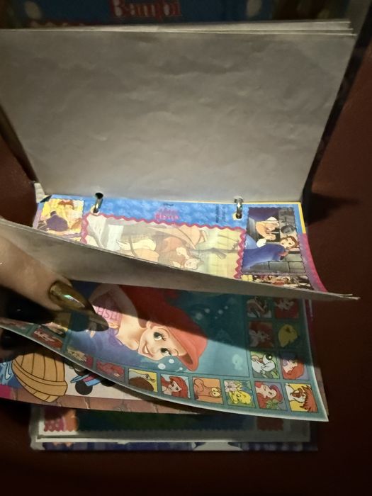 Maly segregator z karteczkami 102 szt karteczki do segregatora