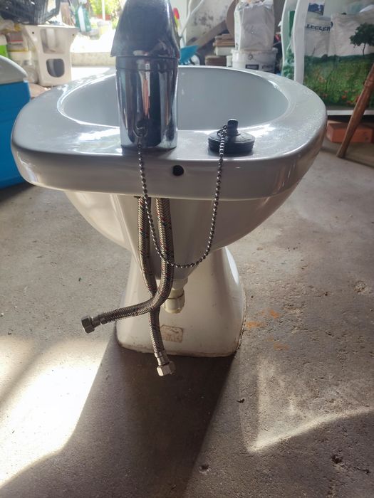 Bidé branco com torneira