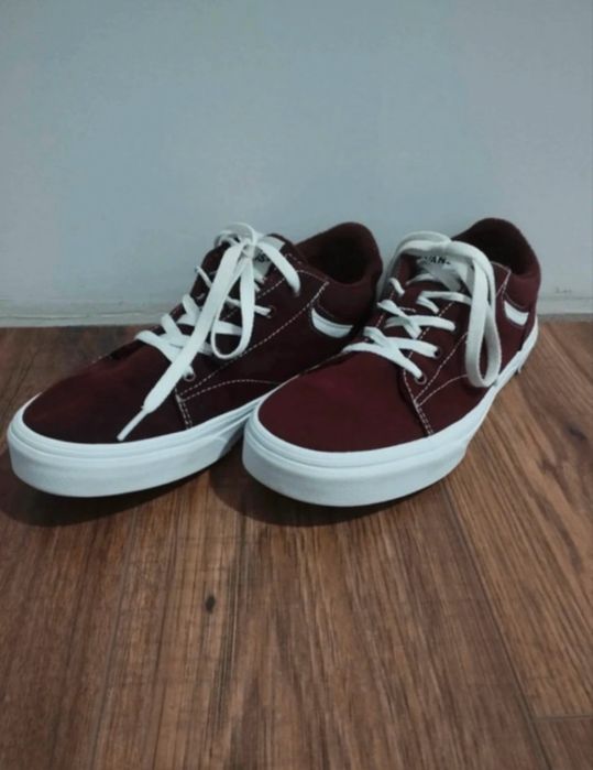 Burgundowe buty Vans