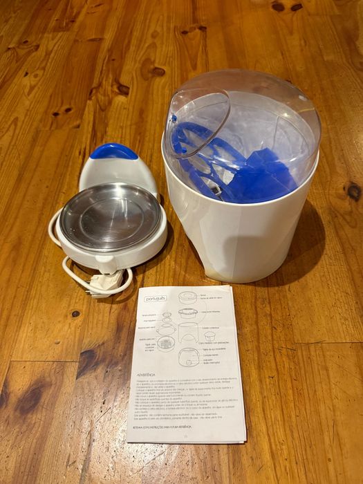 Medela extrator de leite e esterilizador de biberões.