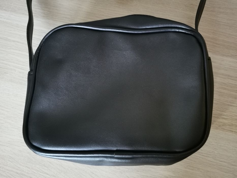 Reserved czarna mała torebka z ekoskóry w haftowane róże