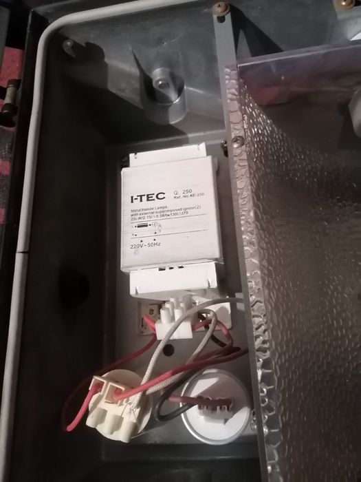 прожектор новий