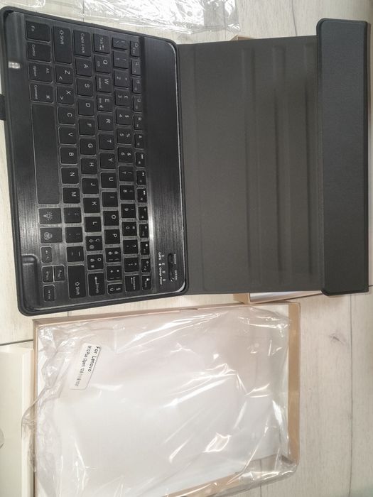 Etui czarne z klawiaturą bluetooth do lenovo m10 plus 3gen 10,6 qwerty