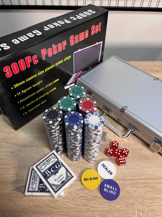 Якісний набір для гри в покер(300 фішок, 2 колоди карт,кейс,5 кубиків)