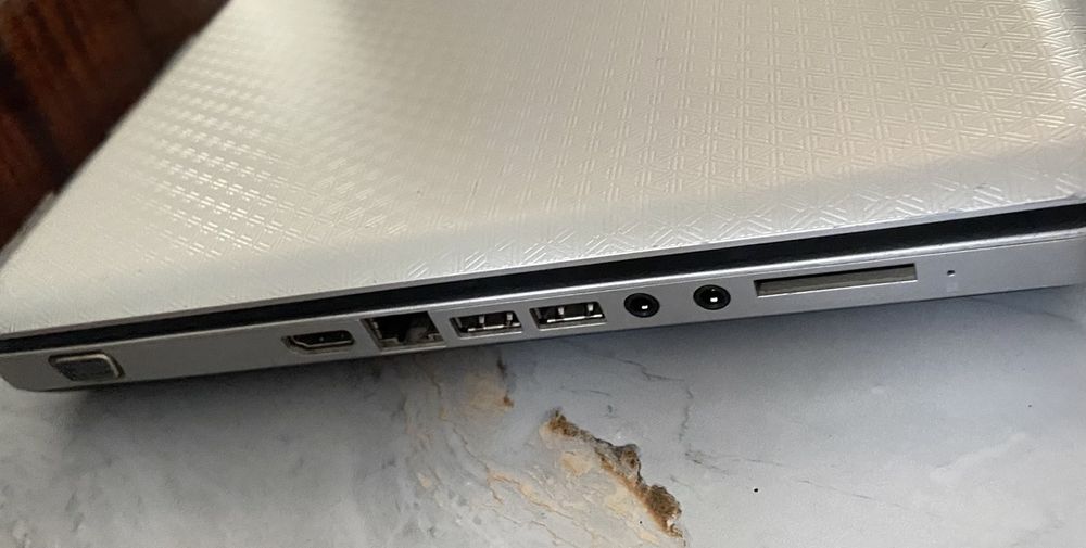 Ноутбук HP недорого, у комплекті зарядка і чохол