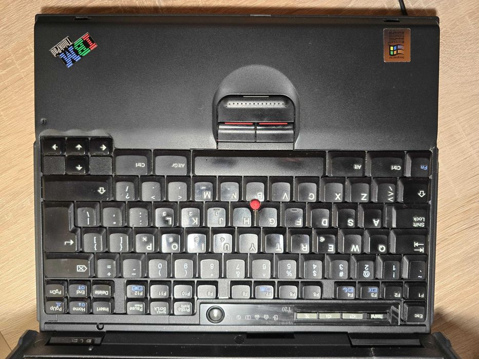 Laptop IBM T20 Pentium 3 RAM 64 MB DVD FDD
