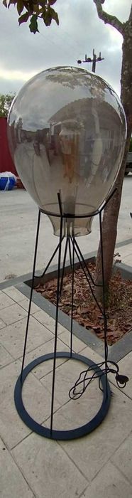 Candeeiro de Pé Grande – Design Moderno