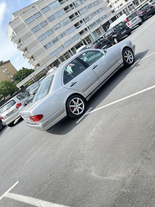 Mercedes E220 bem estimada