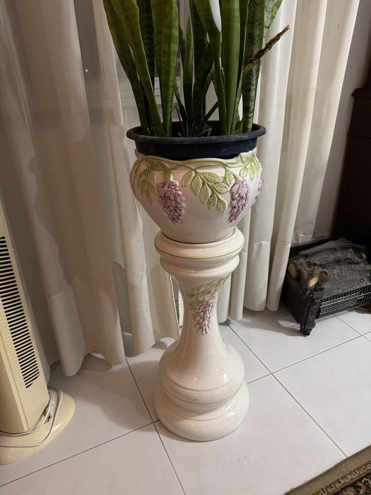 Vasos e coluna decorativos