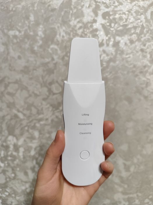 Ультразвуковий скрабер для чистки обличчя.