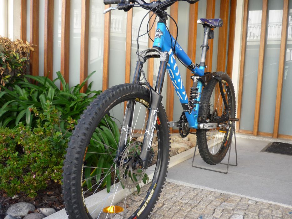 Kona Coiler e Capacete Specialized