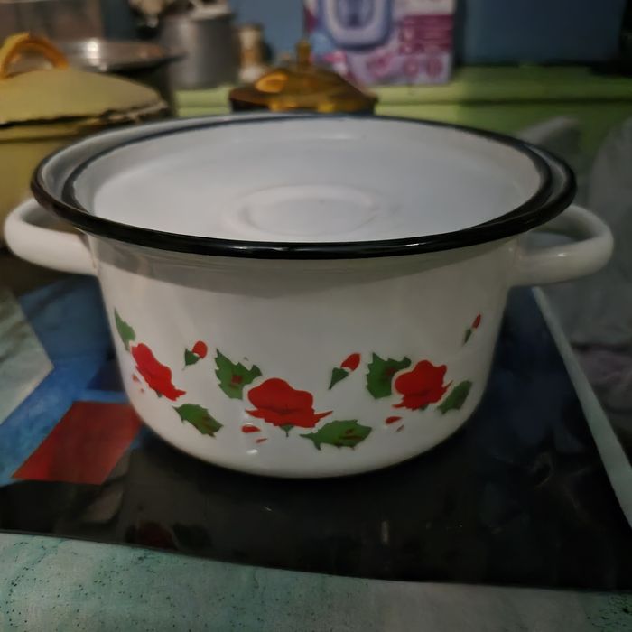 Кастрюля емальована.
