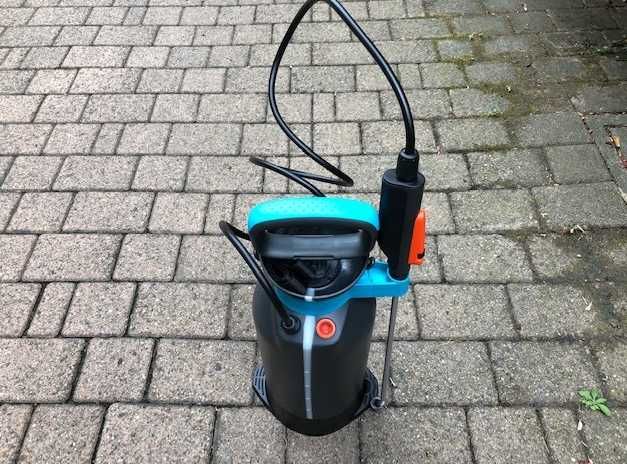 Opryskiwacz ciśnieniowy z wbudowanym stopniem do ogrodu ogrodowy