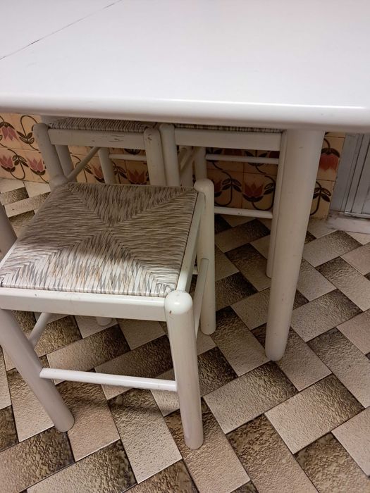 Conjunto Mesa de cozinha + Bancos em Cor Branca