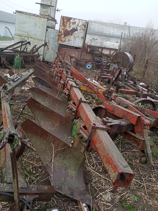 Плуг 8м корпусів