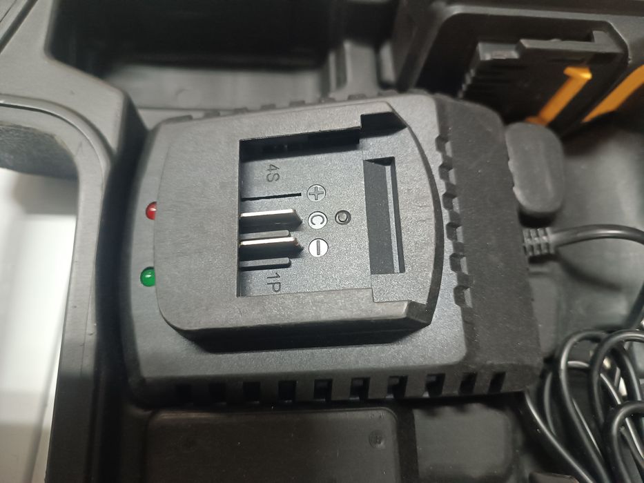 Bateria Aparafusadora Vito 14.4V (x2) + Carregador