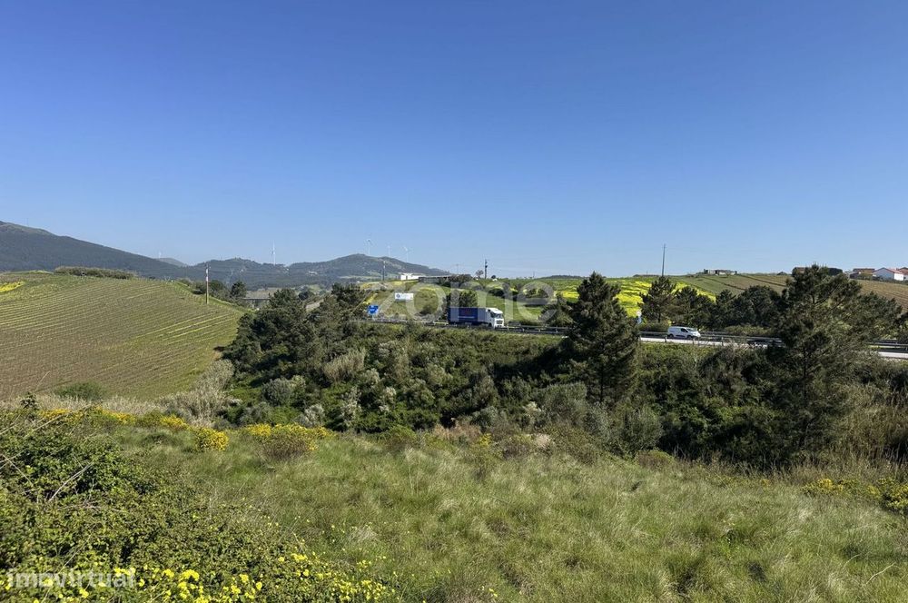 Terreno rústico com parcela urbana à beira da A8