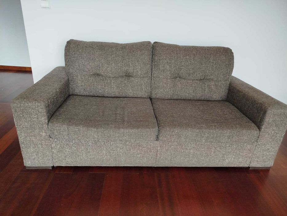 Sofá, mesa de cozinha e cadeiras