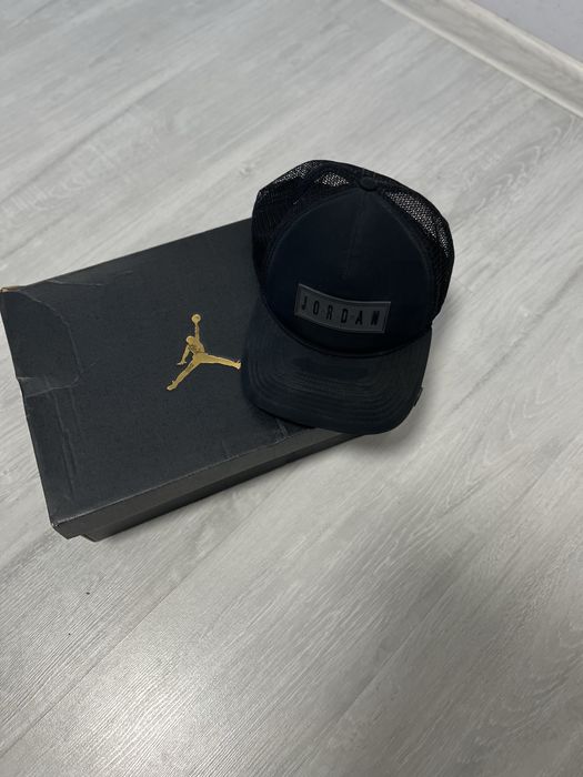 Бейболка б/у в гарному стані , люба по 300грн