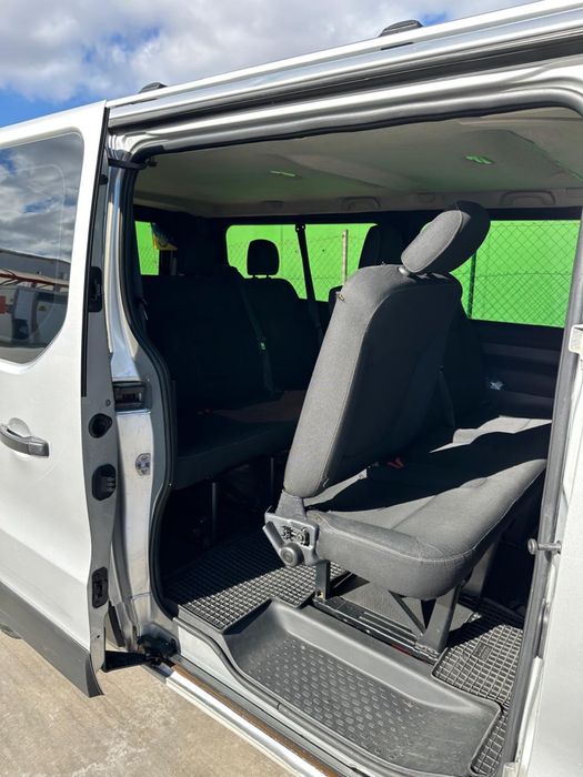 Терміново продам Opel vivaro 9 місць extra long